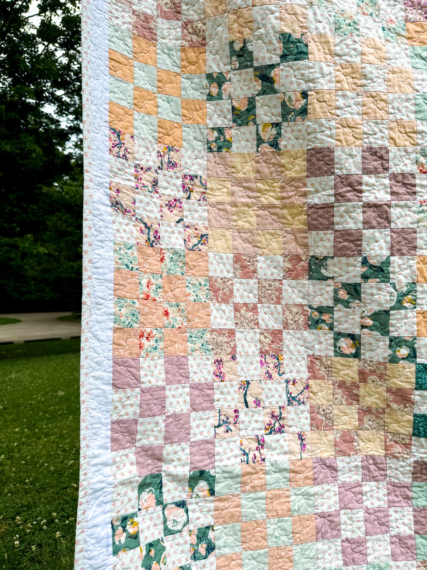 XL Throw Quilt - Dainty Floral Pastel 16-patch