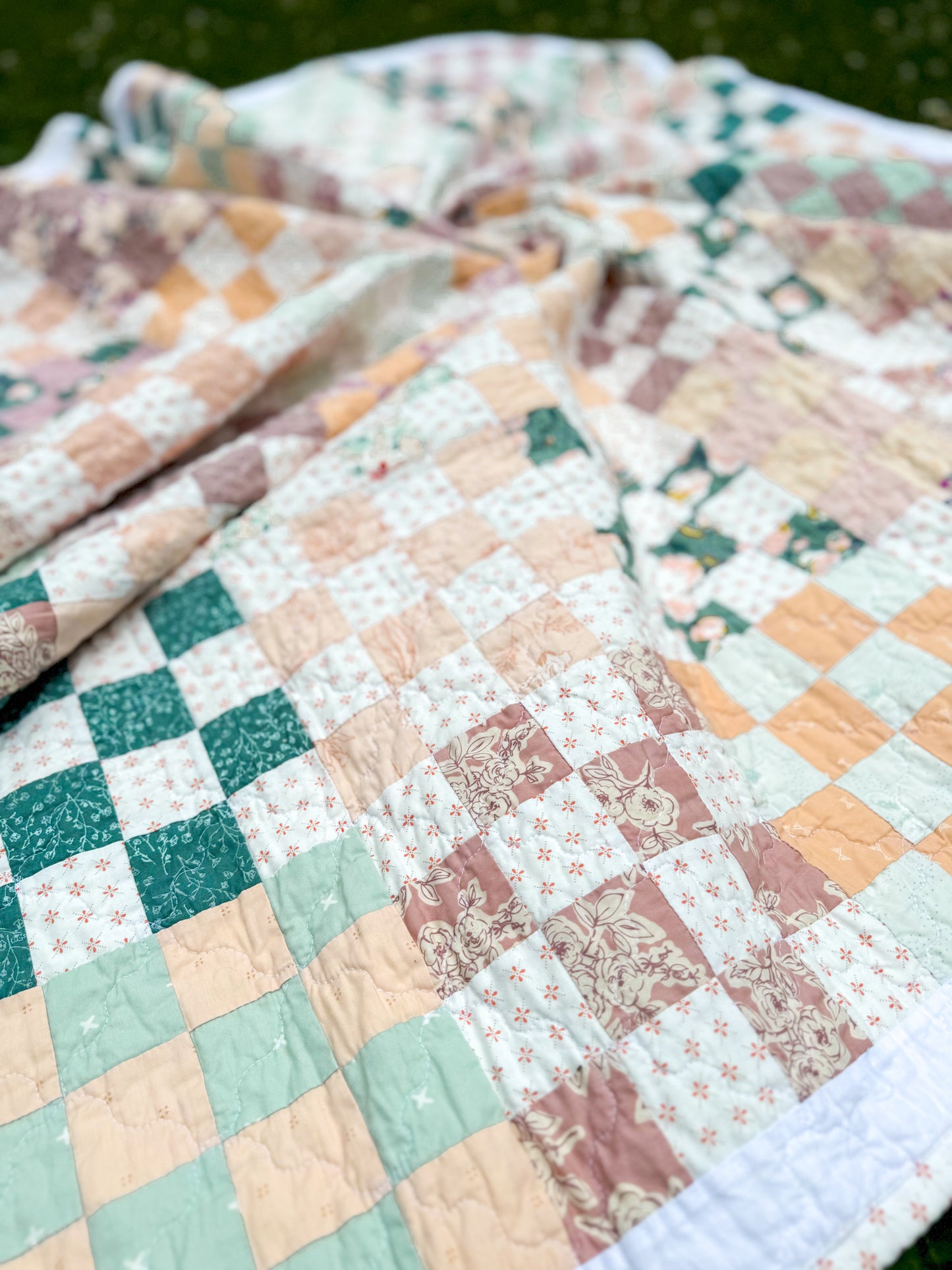 XL Throw Quilt - Dainty Floral Pastel 16-patch